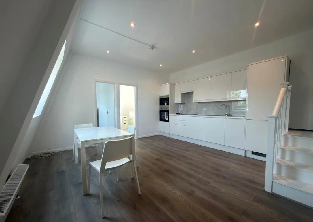 Flat Goodwin Street in Greater London