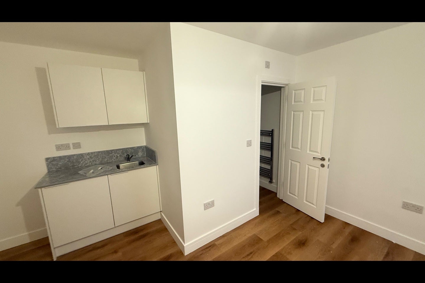 Flat Masefield Avenue in Greater London