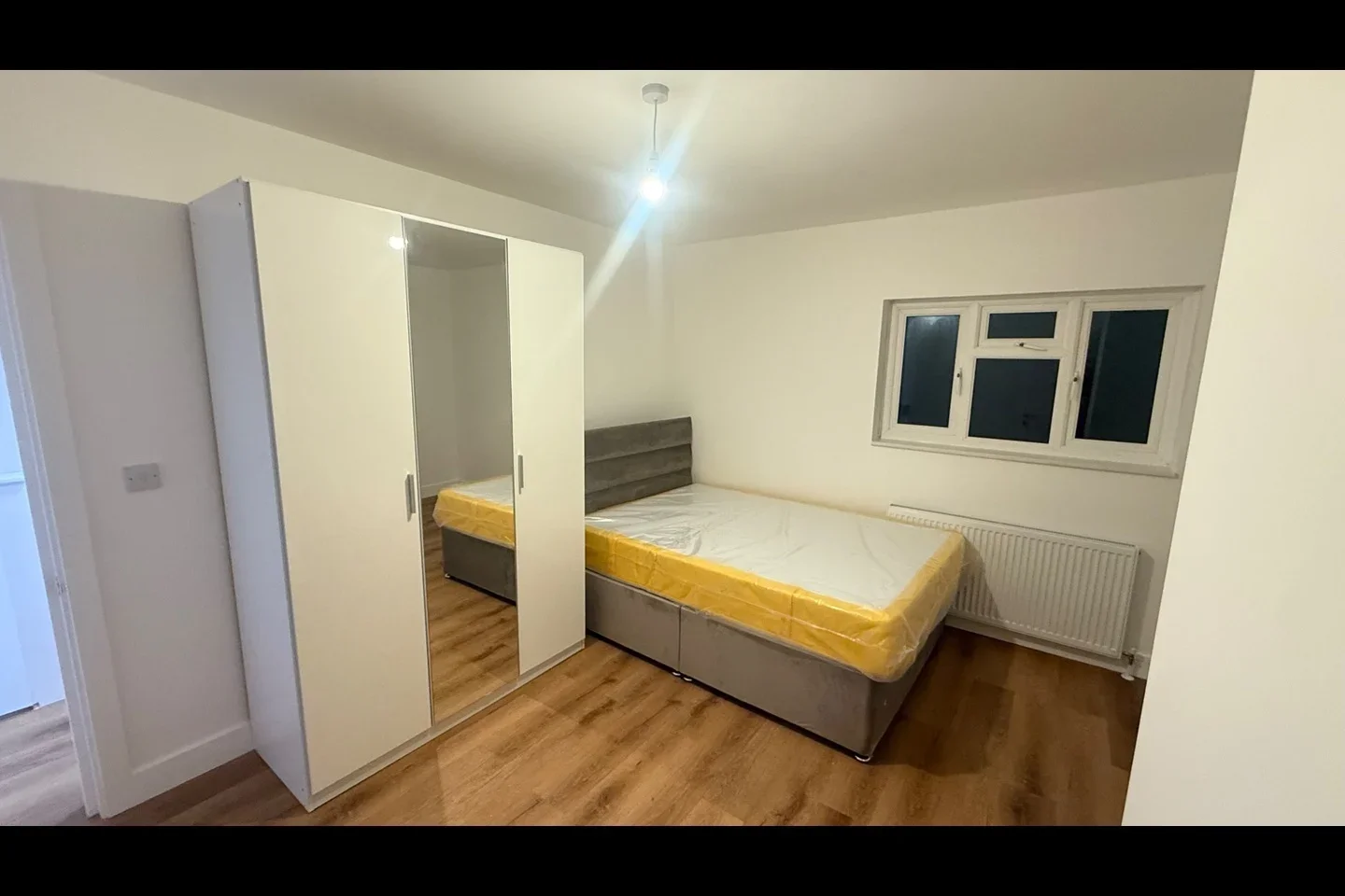 Flat Masefield Avenue in Greater London