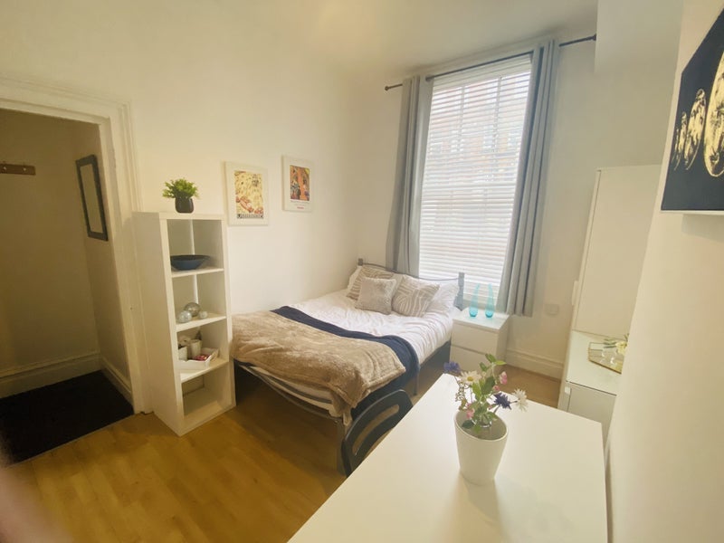 Room Ashgate Road in Sheffield