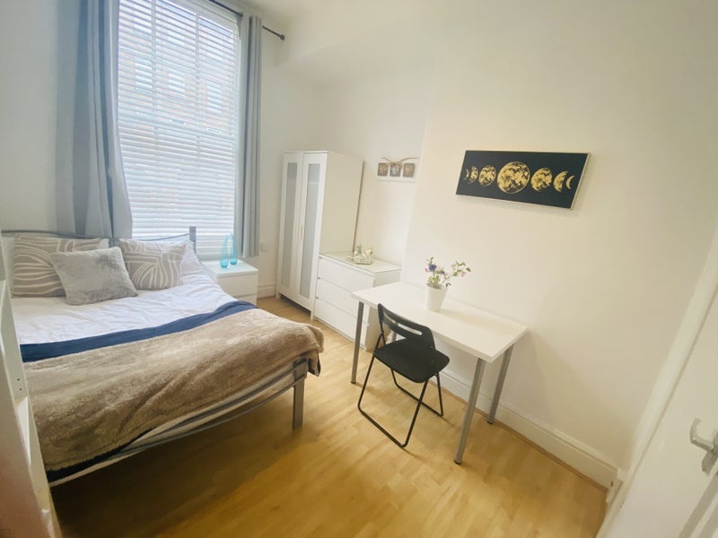 Room Ashgate Road in Sheffield
