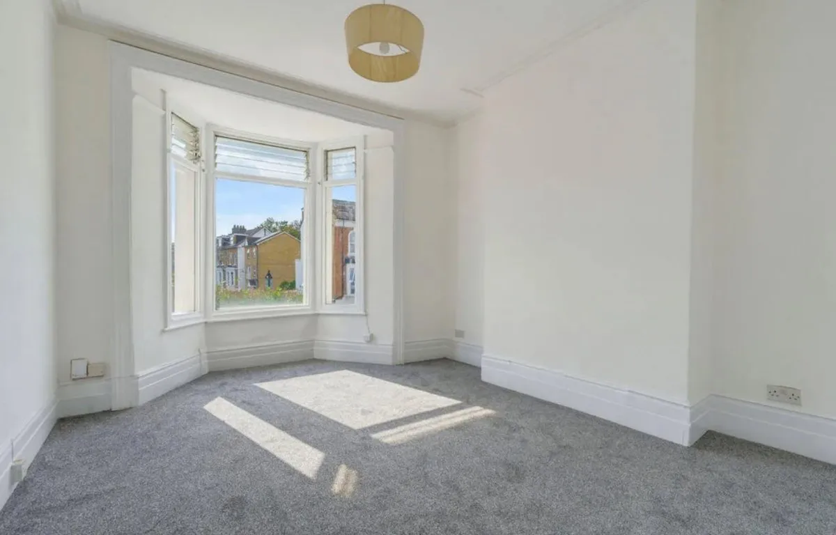 Flat Clifton Road in Greater London