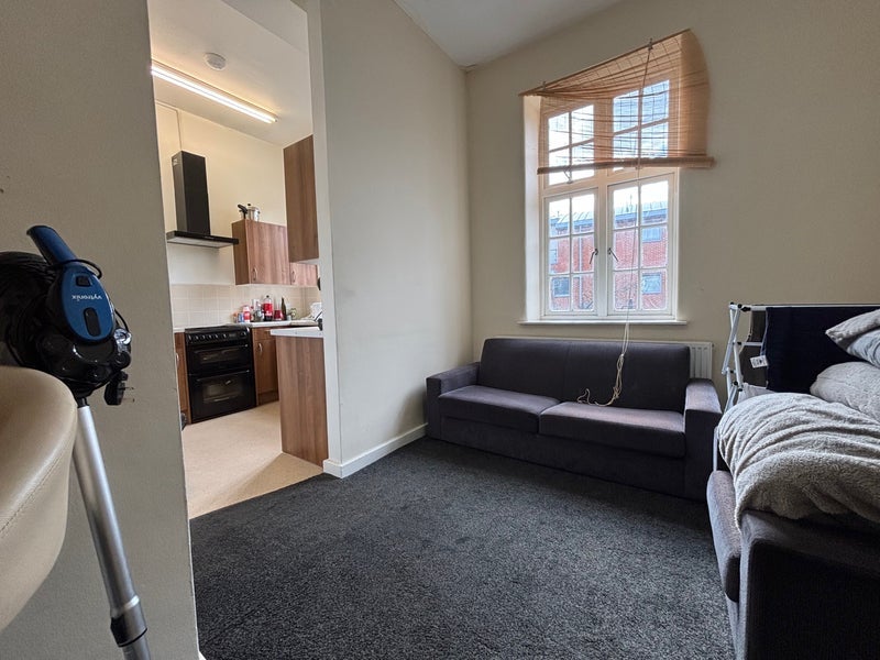 Room Commercial Road in Greater London