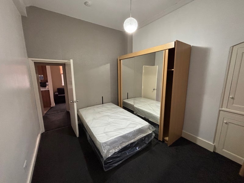 Room Commercial Road in Greater London