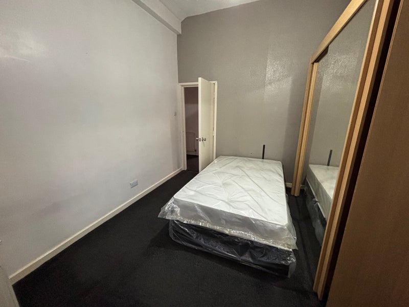 Room Commercial Road in Greater London