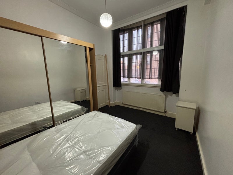 Room Commercial Road in Greater London