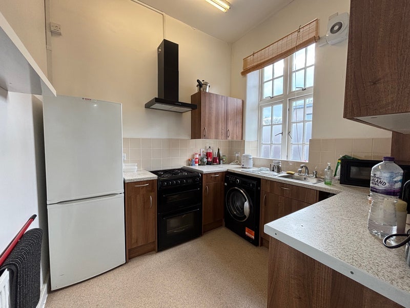Room Commercial Road in Greater London