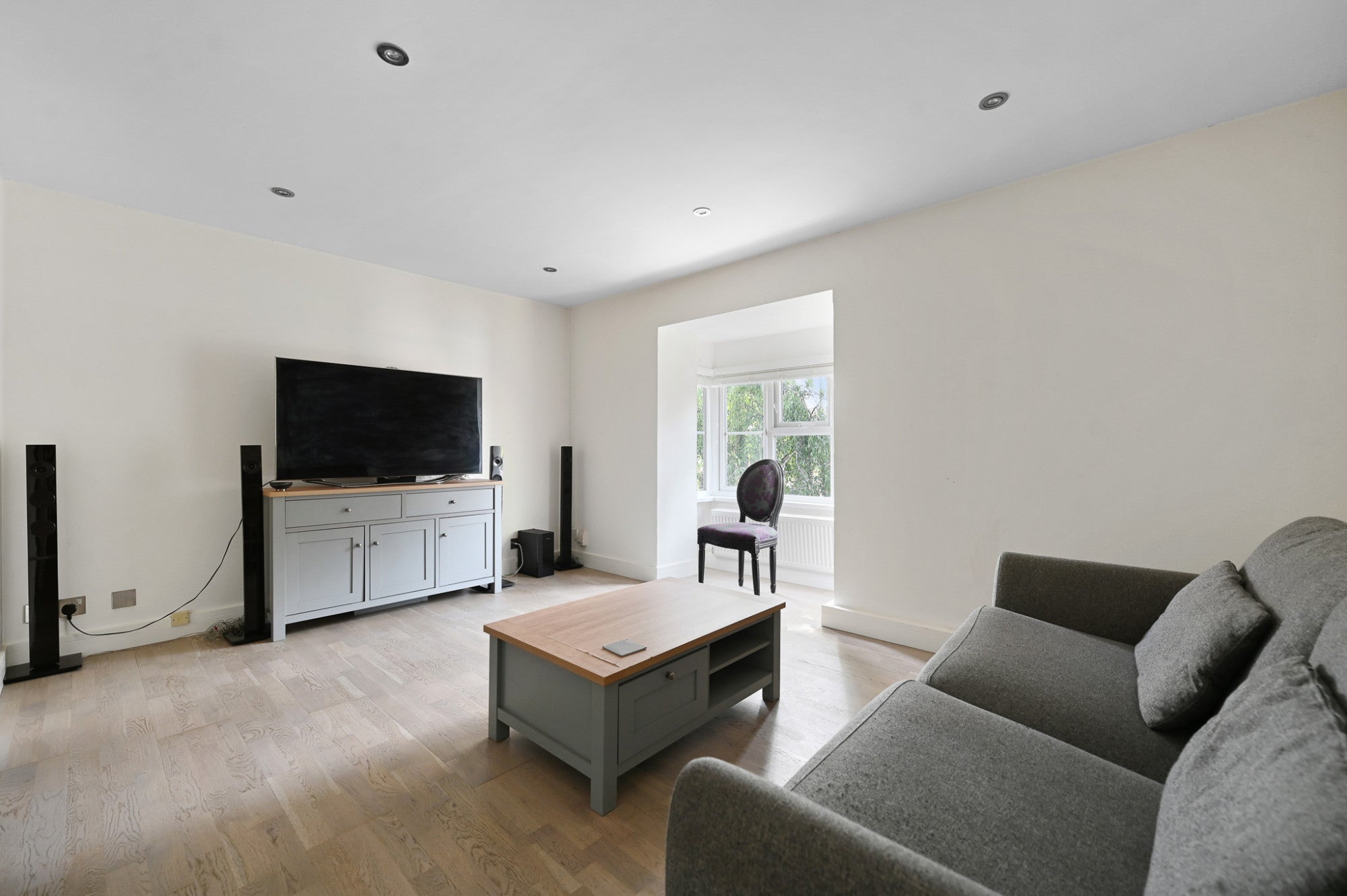 Flat Hayman Crescent in Greater London