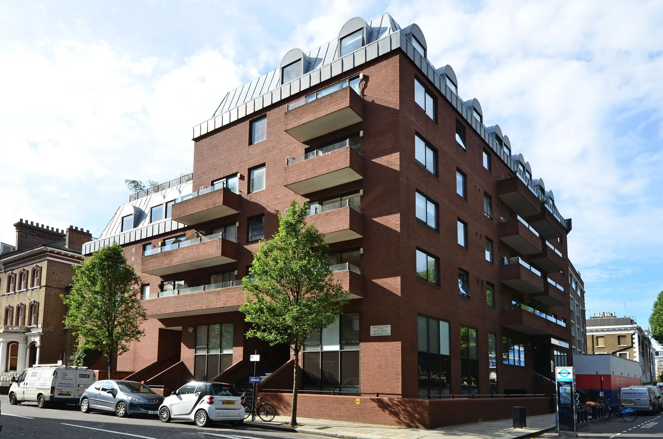 Flat Roland Way in Greater London