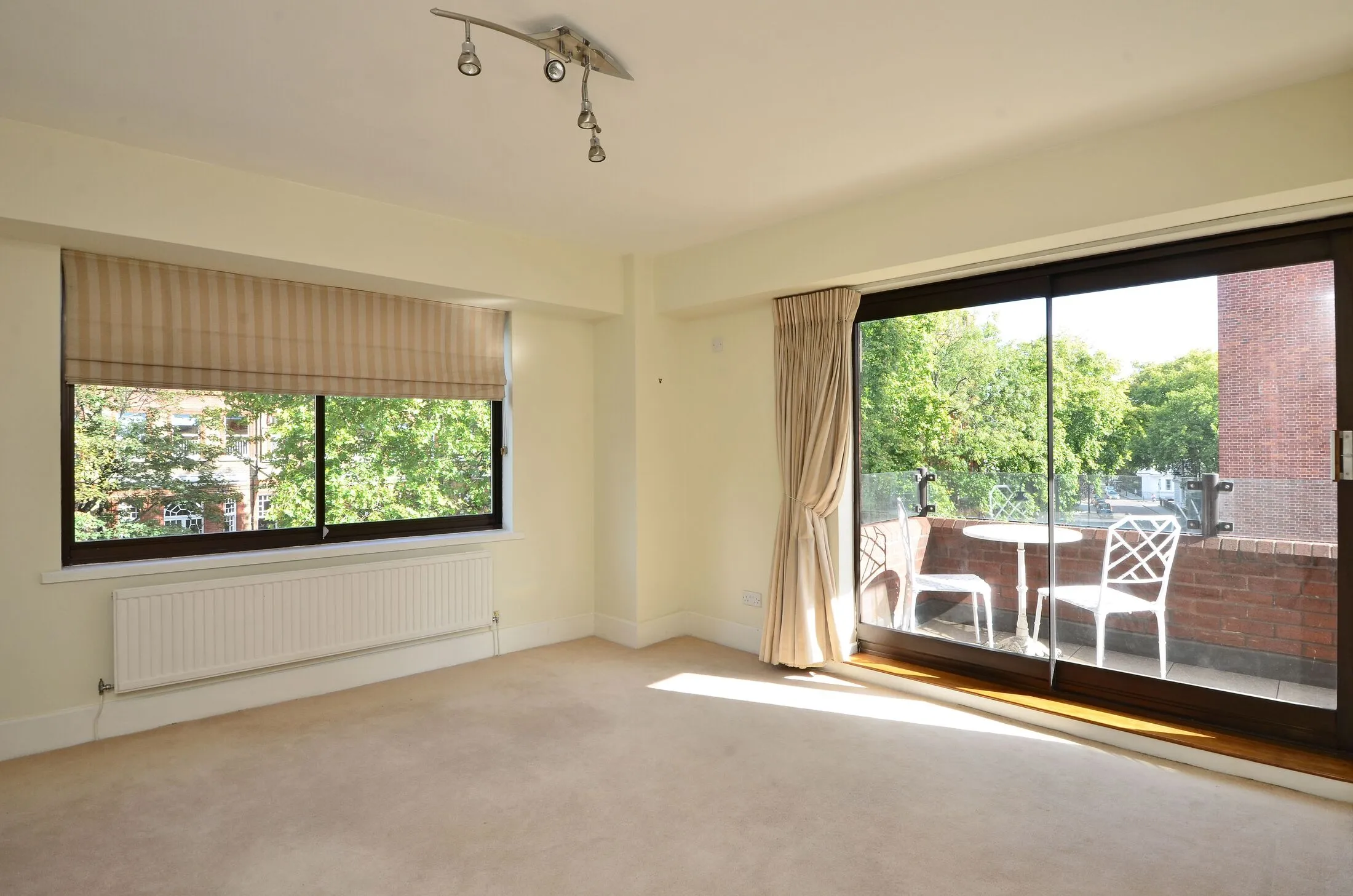 Flat Roland Way in Greater London