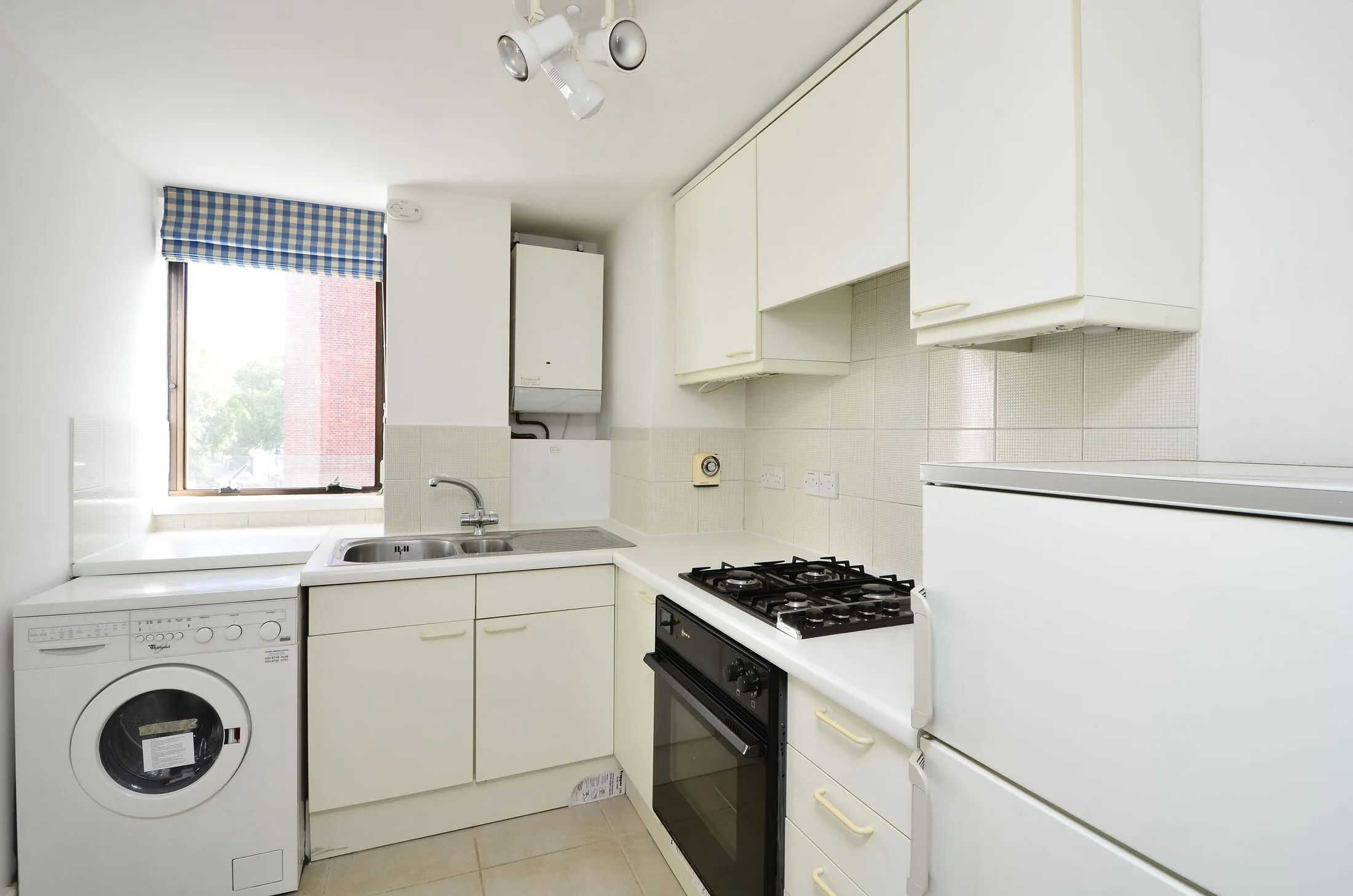 Flat Roland Way in Greater London