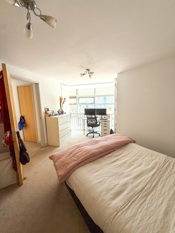 Room Benwell Road in Greater London