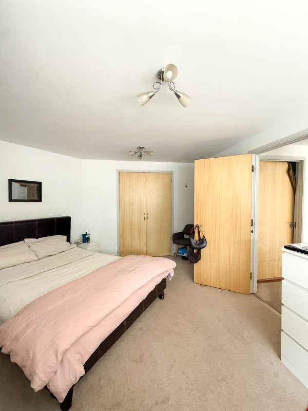 Room Benwell Road in Greater London