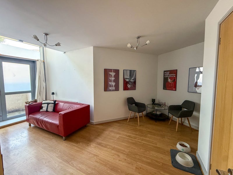 Room Benwell Road in Greater London