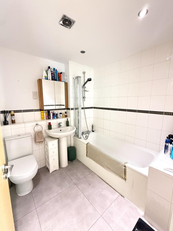 Room Benwell Road in Greater London
