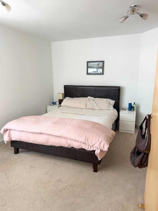 Room Benwell Road in Greater London