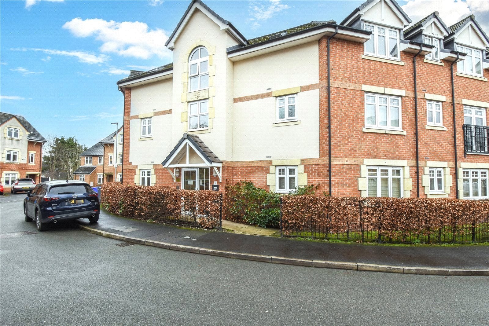 Flat Cedarwood Close in Manchester
