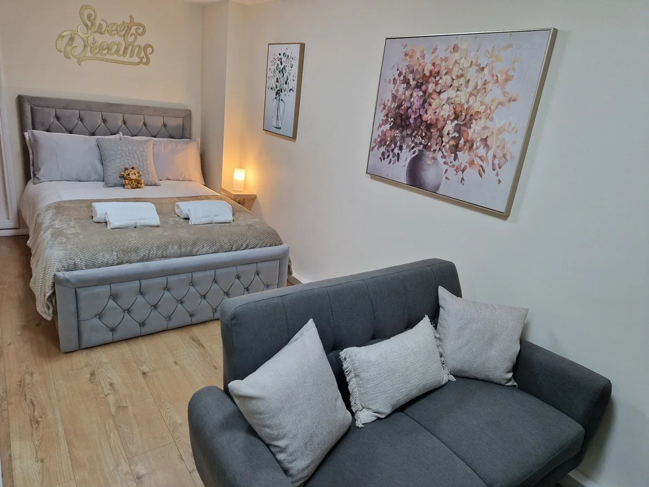Flat Travellers Way in Greater London
