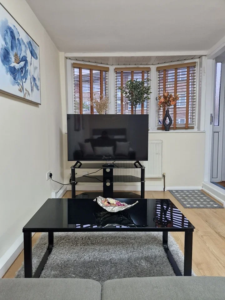 Flat Travellers Way in Greater London