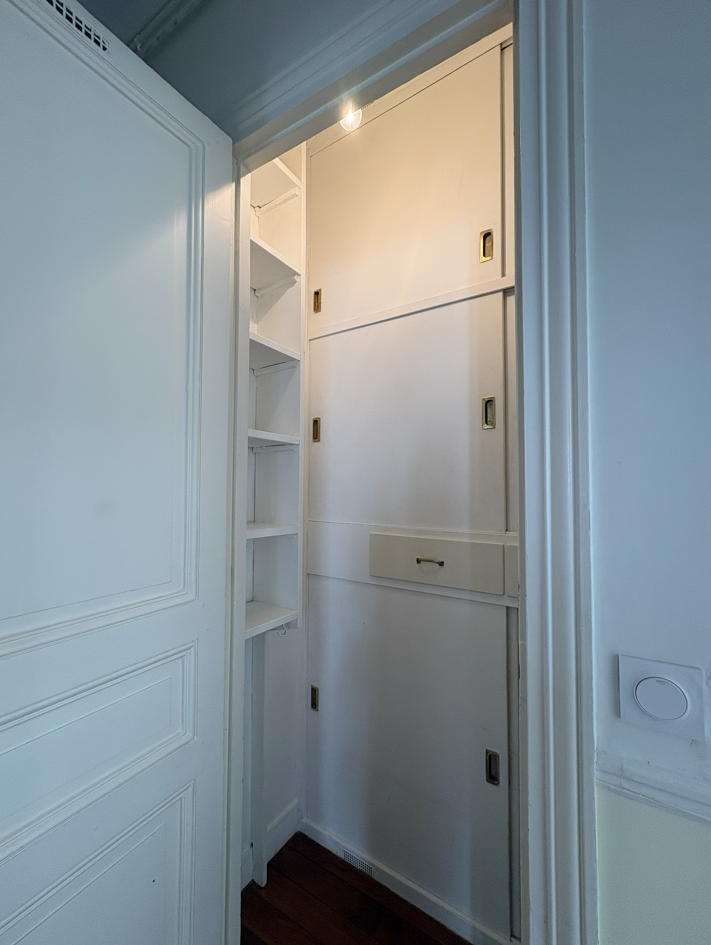 Flat Square Charles Laurent in Paris