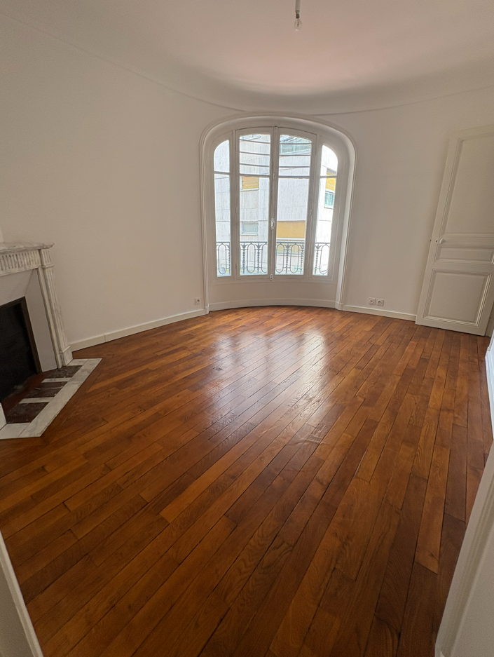 Flat Square Charles Laurent in Paris