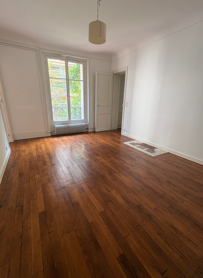 Flat Square Charles Laurent in Paris