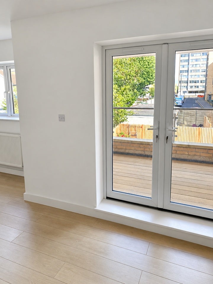 Flat Thornhill Road in Greater London