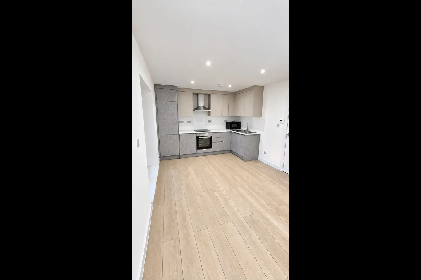 Flat Thornhill Road in Greater London