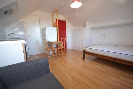 Flat Connaught Road in Reading