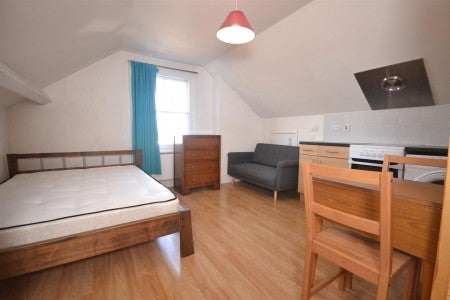 Flat Connaught Road in Reading