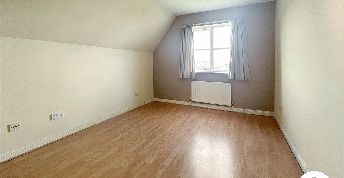 Flat Dabbling Close in Greater London