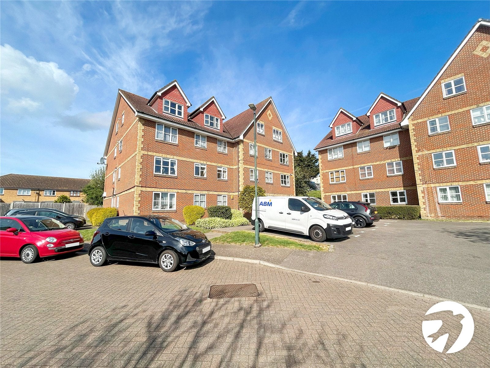 Flat Dabbling Close in Greater London