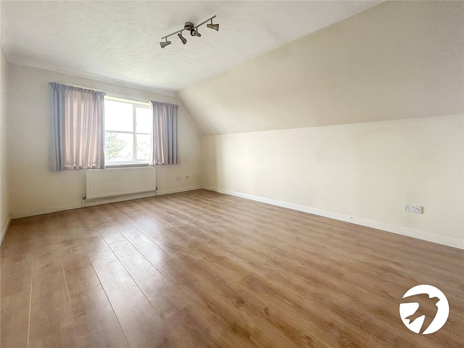 Flat Dabbling Close in Greater London