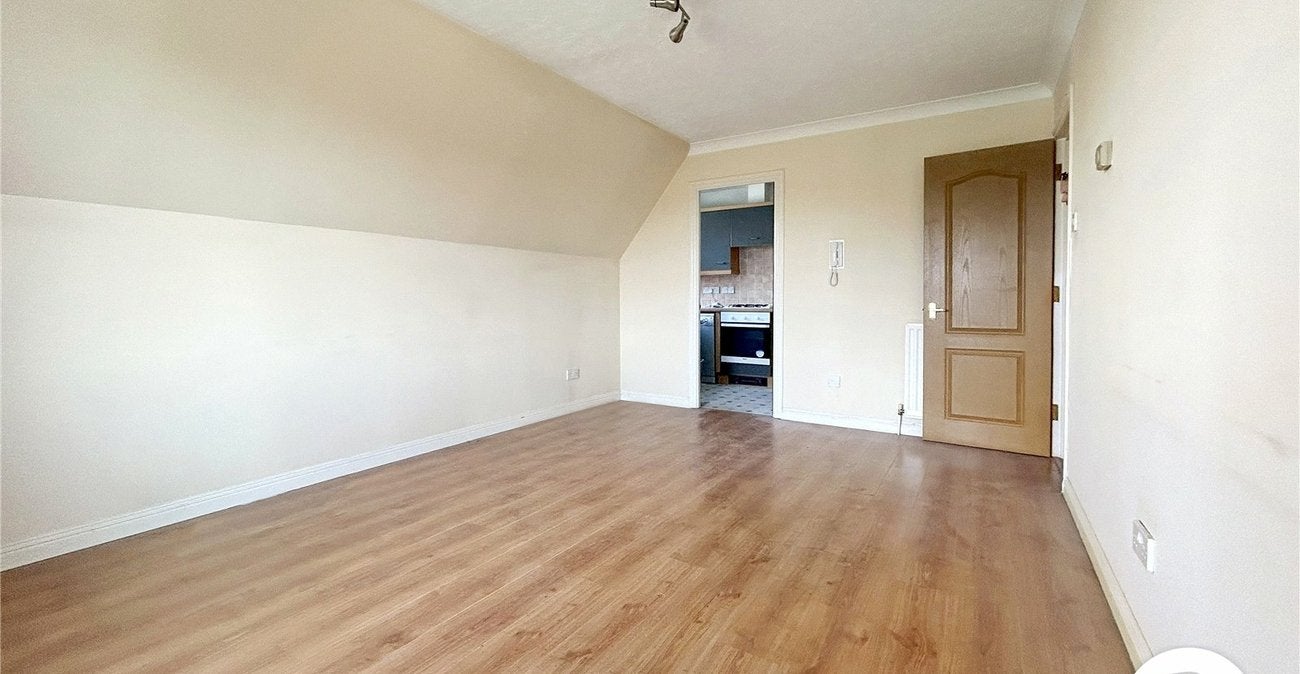 Flat Dabbling Close in Greater London