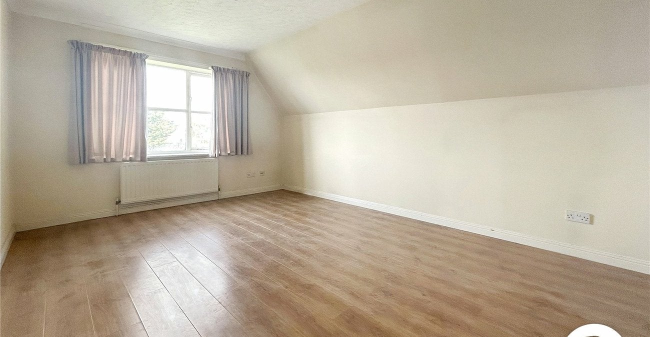 Flat Dabbling Close in Greater London