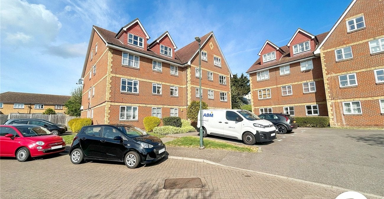 Flat Dabbling Close in Greater London