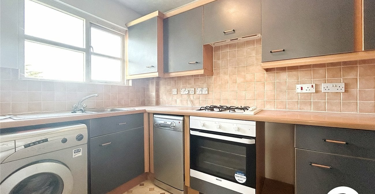 Flat Dabbling Close in Greater London