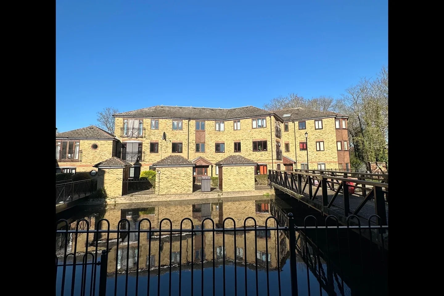 Flat Wandle Road in Greater London