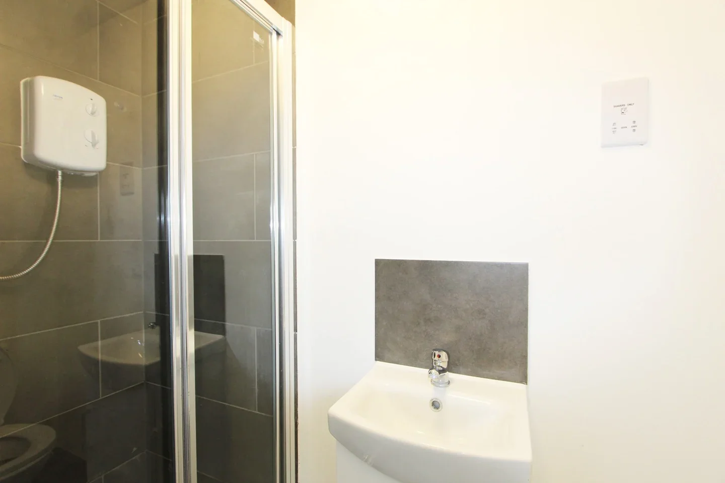 Flat Woodville Gardens in Greater London