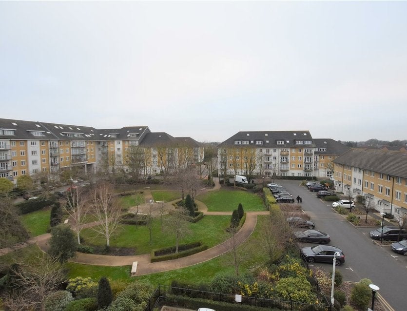 Flat Park Lodge Avenue in Greater London