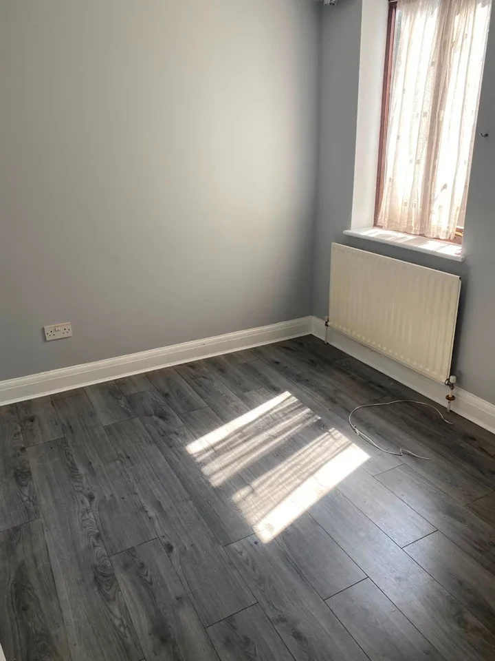 Flat Sanderstead Road in Greater London