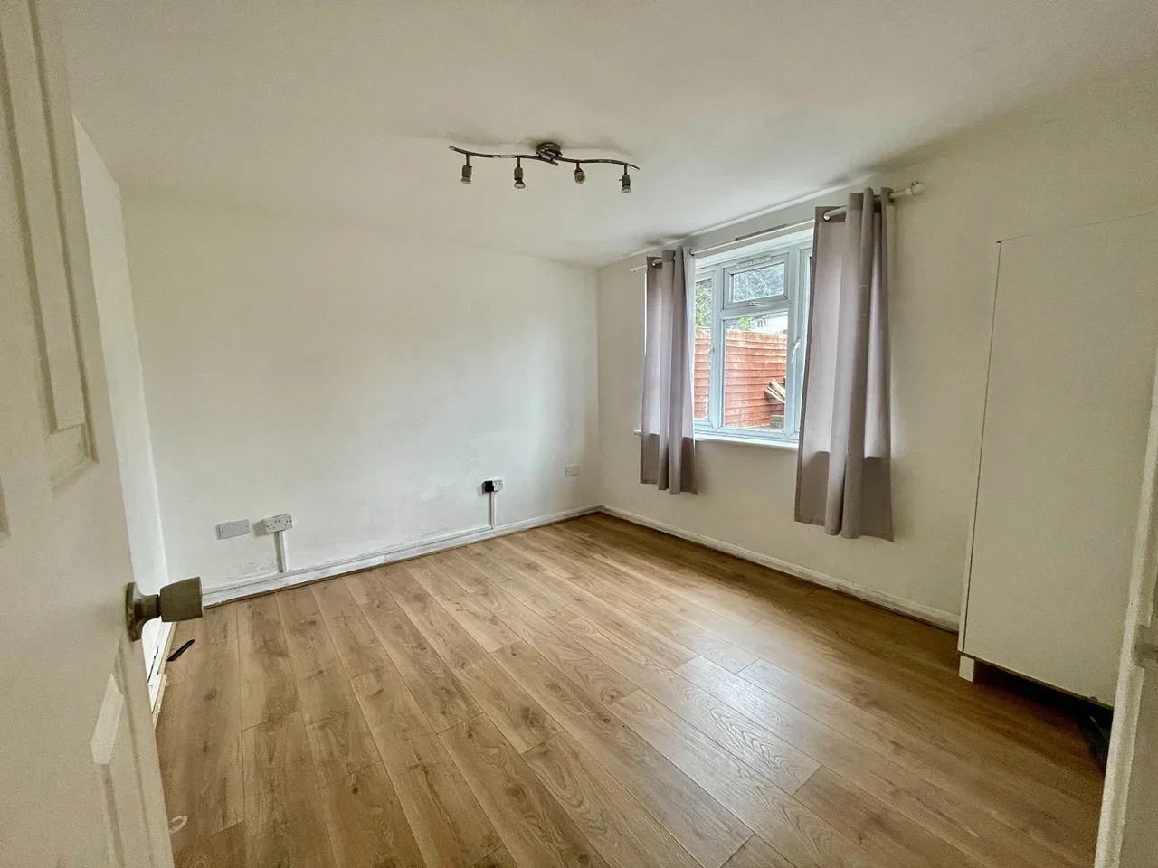 Flat Elmside Road in Greater London