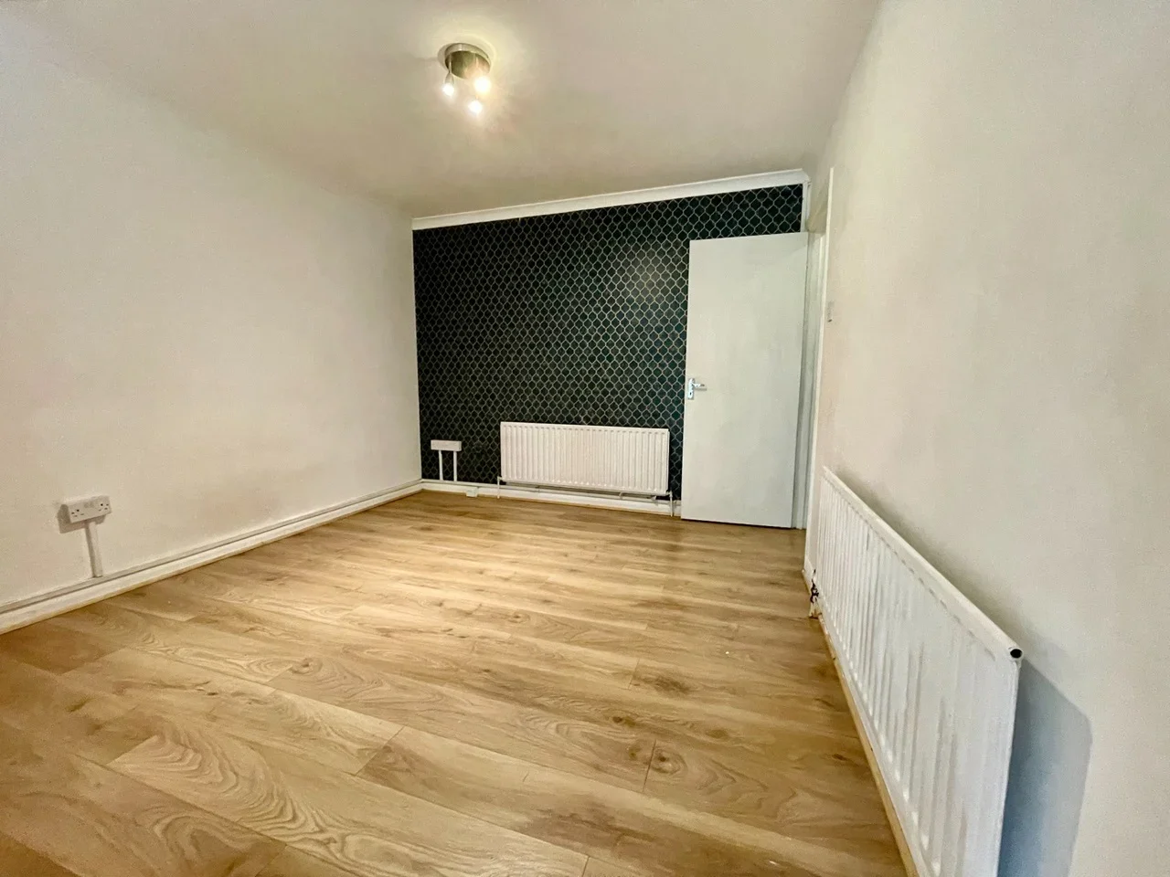 Flat Elmside Road in Greater London