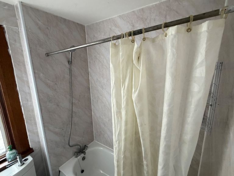 Flat Birkbeck Avenue in Greater London