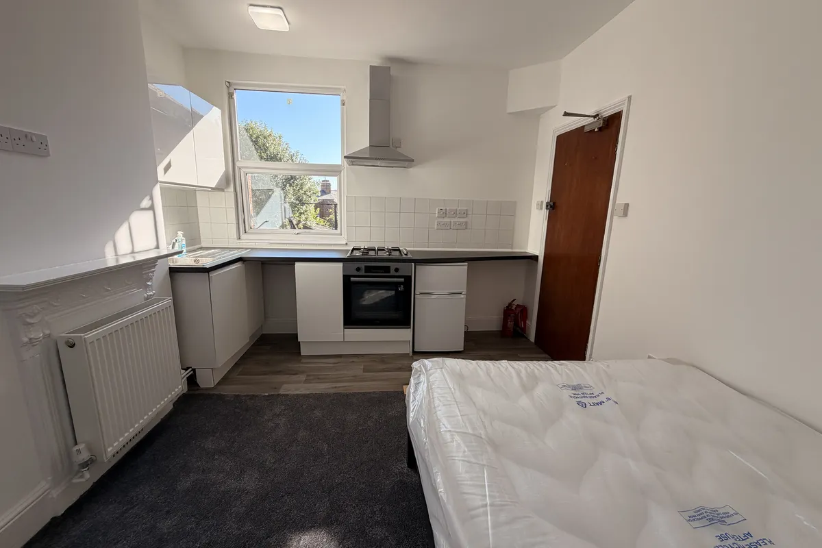 Room Clarence Avenue in Northampton