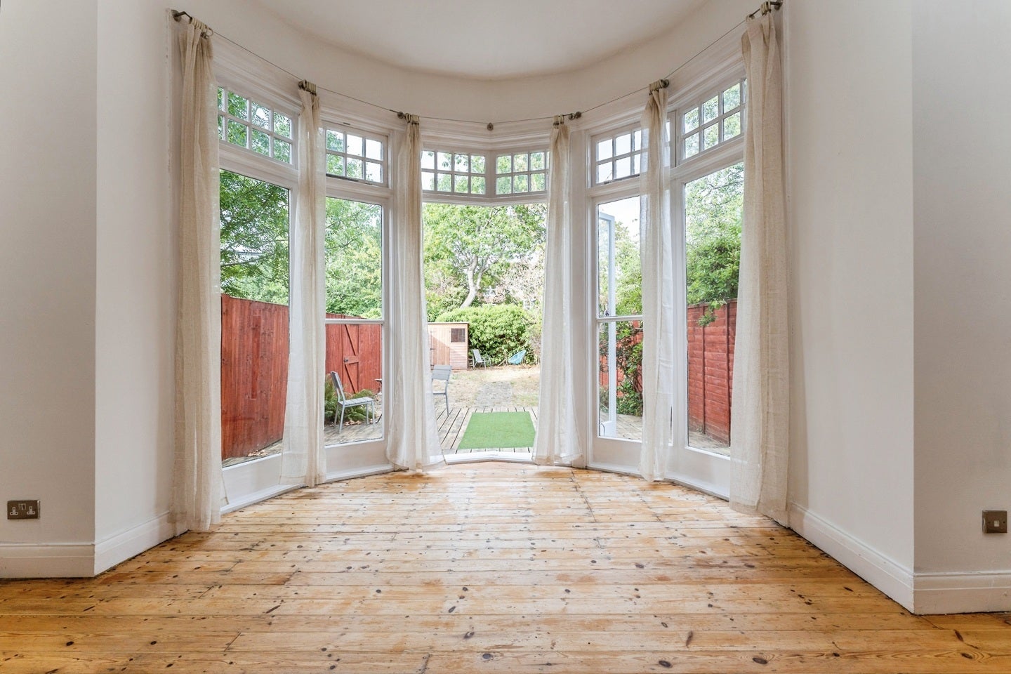 Flat Princes Avenue in Greater London