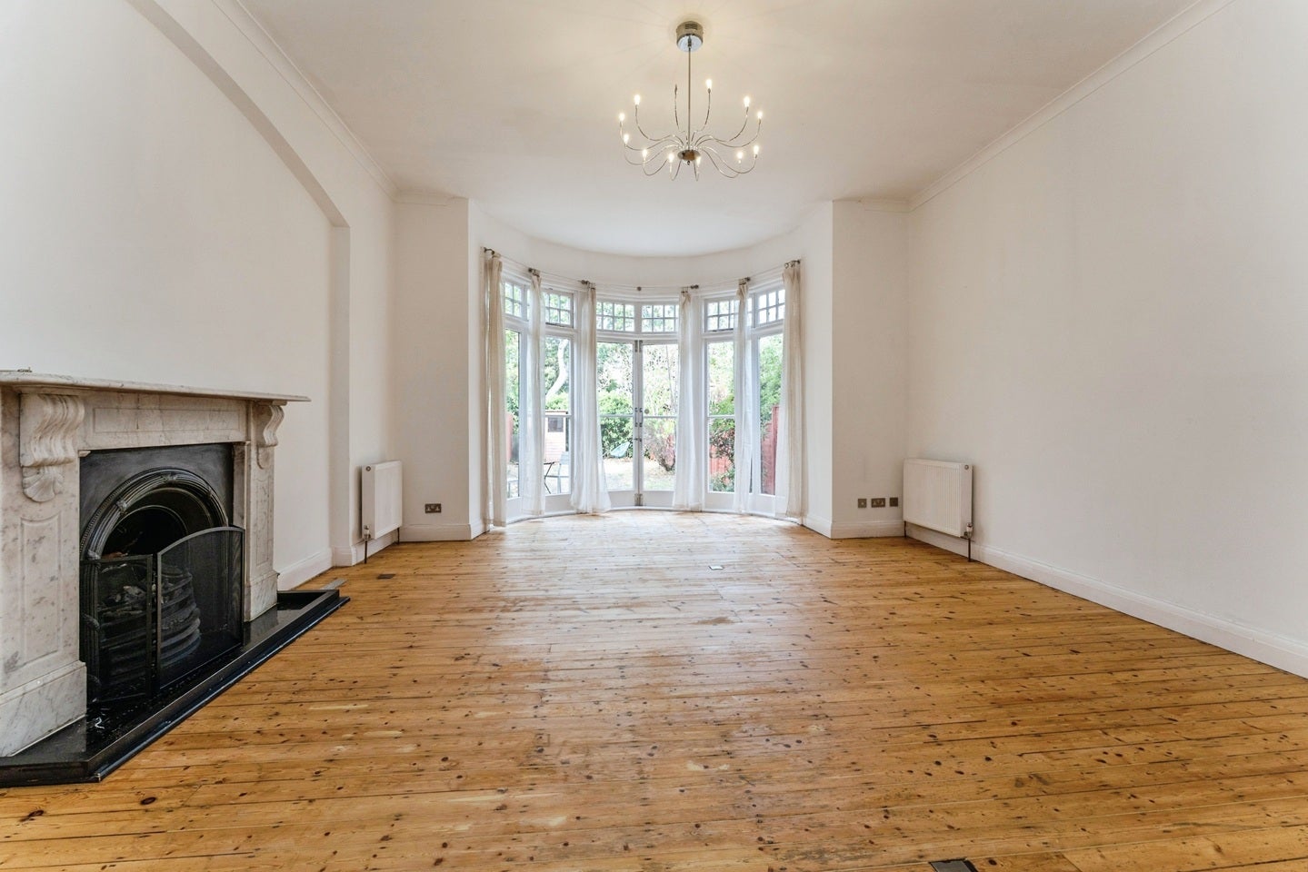 Flat Princes Avenue in Greater London