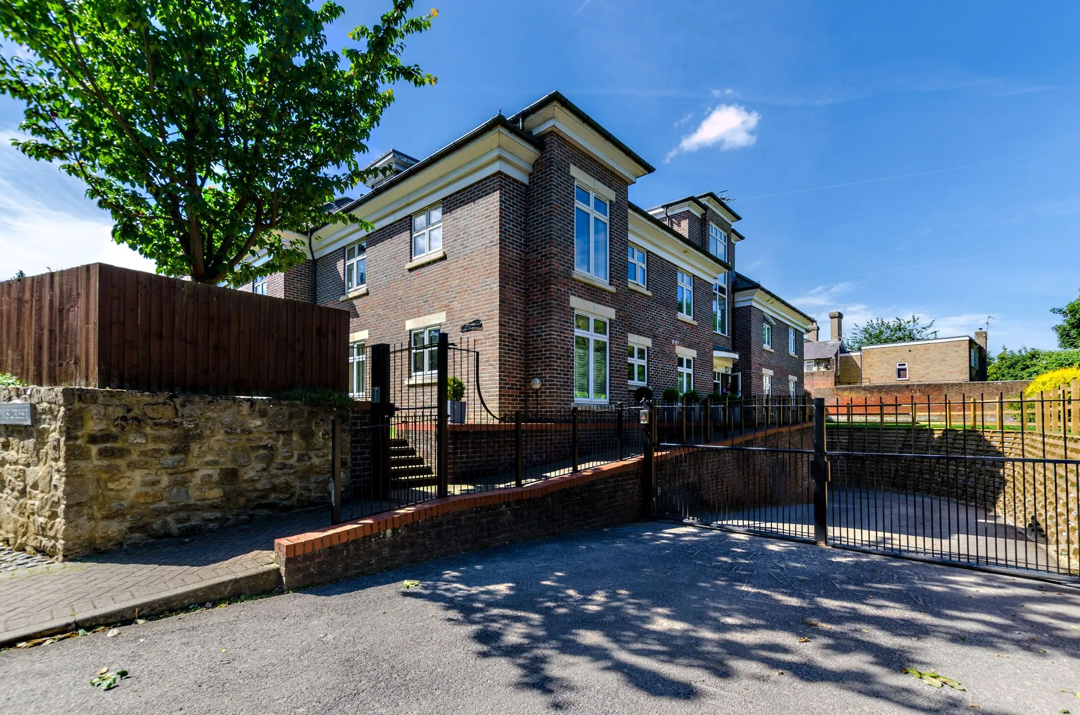 Flat Clandon Road in Guildford