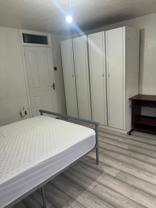 Room Croombs Road in Greater London