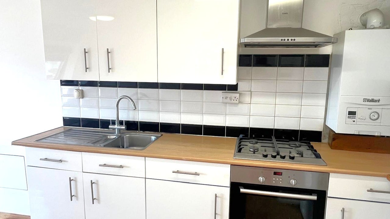 Flat Northfield Avenue in Greater London